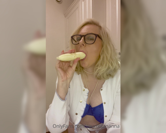 Courtesan Annabel aka Courtesananna OnlyFans - Afternoon tea and a banana