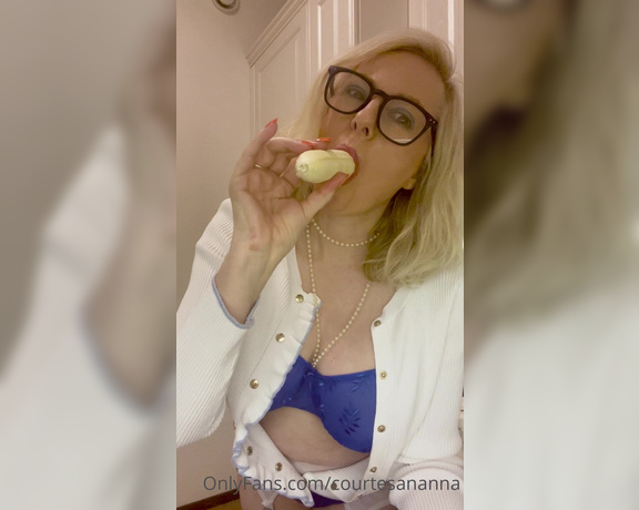 Courtesan Annabel aka Courtesananna OnlyFans - Afternoon tea and a banana