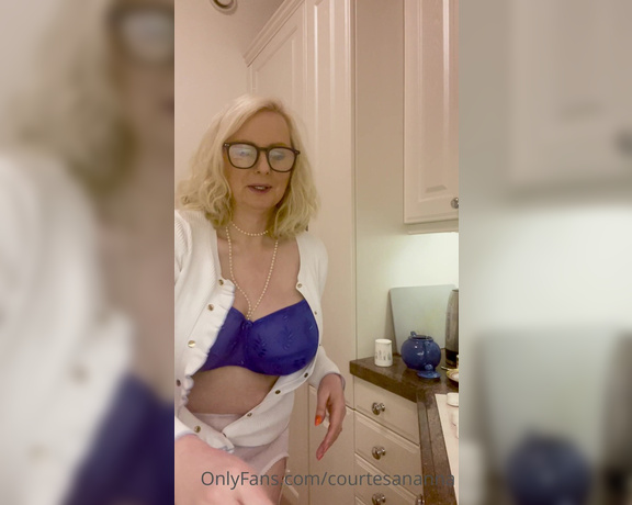 Courtesan Annabel aka Courtesananna OnlyFans - Afternoon tea and a banana