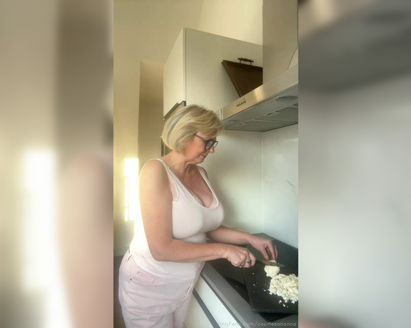 Courtesan Annabel aka Courtesananna OnlyFans - Stream started at 08292022 0516 pm Just a quickie while cooking !