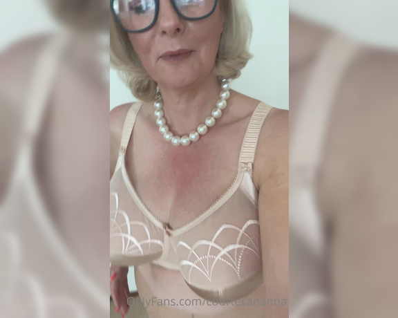 Courtesan Annabel aka Courtesananna OnlyFans - See you 5pm for drinks and a chat ))