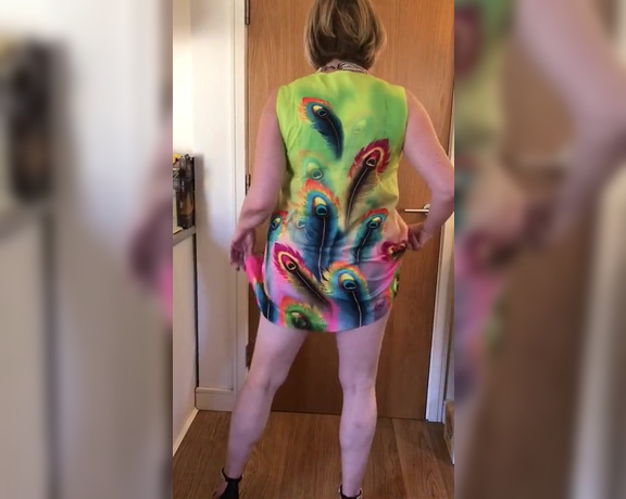 Courtesan Annabel aka Courtesananna OnlyFans - Lime green summer dress with peacock feather design  flashing pussy ! and a little helping hand