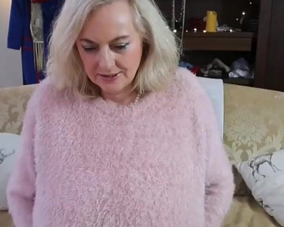 Courtesan Annabel aka Courtesananna OnlyFans - The pink sweater finger fucking and pink dildo play