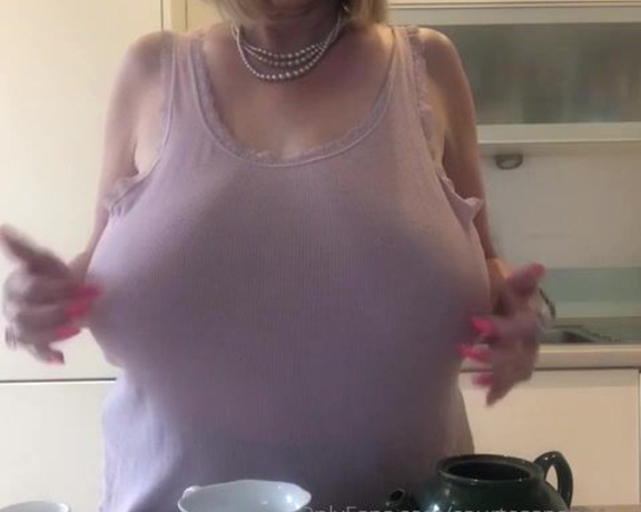 Courtesan Annabel aka Courtesananna OnlyFans - Topless tea time with Anna