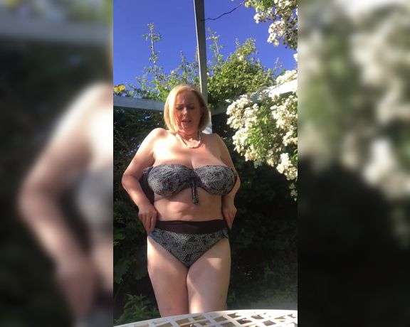 Courtesan Annabel aka Courtesananna OnlyFans - EXCLUSIVE to onlyfans  late afternoon sun in the garden TOPLESS