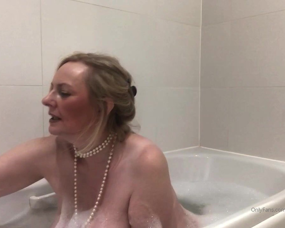 Courtesan Annabel aka Courtesananna OnlyFans - Bubble bath big tits soapy play