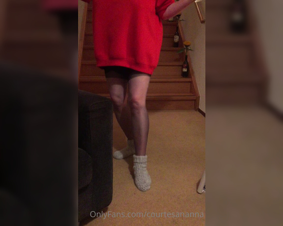 Courtesan Annabel aka Courtesananna OnlyFans - Naughty catherine took this as I was coming down stairs !  just needed the can can’ music