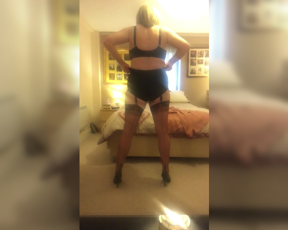 Courtesan Annabel aka Courtesananna OnlyFans - Getting dressed  wearing my 6 strap garter belt and seamed nylons  showing you my curvy botto
