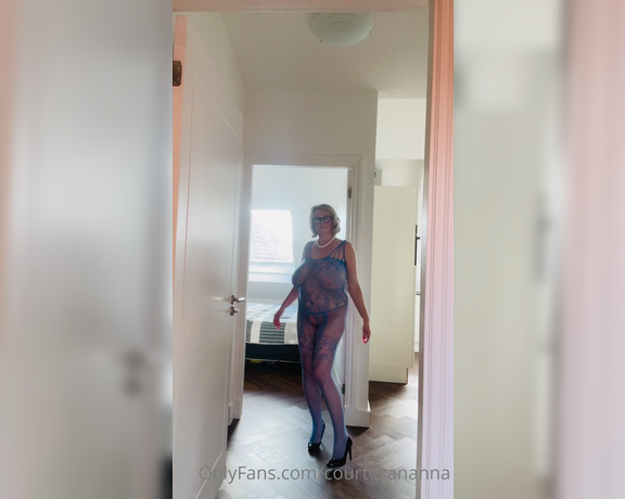 Courtesan Annabel aka Courtesananna OnlyFans - Welcome to May, let’s slide into a new week and new month and no better way to start than a Crotch