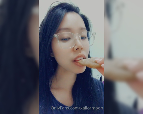 Xailor aka Xailormoon OnlyFans - I just came out of the shower, and now I’m eating a cookie! btw my new photoset will be up tomor