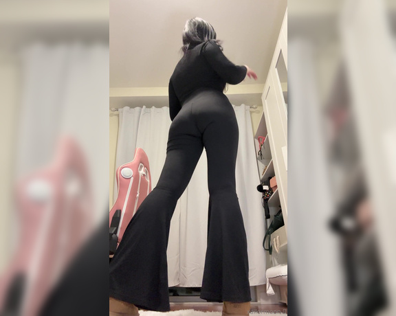 Xailor aka Xailormoon OnlyFans - My outfit to run errands today, do you think people would stare at my booty in these pants