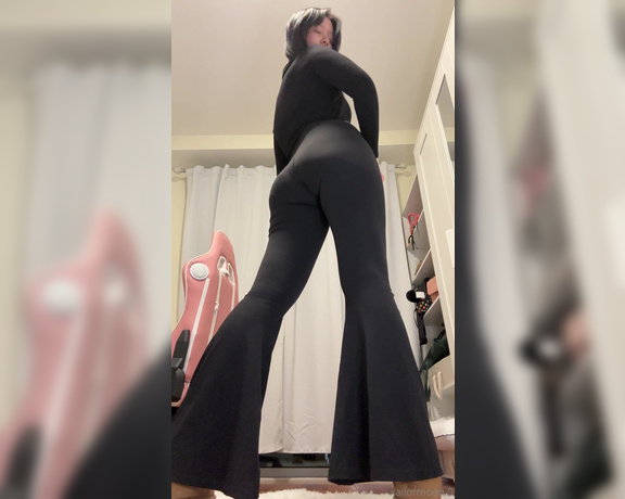 Xailor aka Xailormoon OnlyFans - My outfit to run errands today, do you think people would stare at my booty in these pants