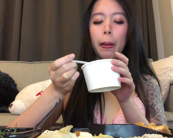 Xailor aka Xailormoon OnlyFans - (16mins)(mukbang) POV I came over to your house to have dinner, what’s for dessert Don’t worry