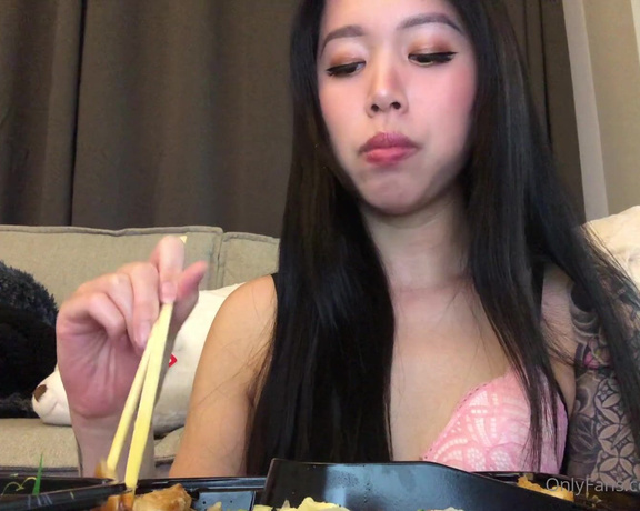 Xailor aka Xailormoon OnlyFans - (16mins)(mukbang) POV I came over to your house to have dinner, what’s for dessert Don’t worry