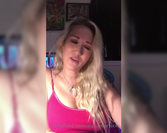 Alana Evans aka Alanaevansxxx OnlyFans - Facebook phishing with the fam