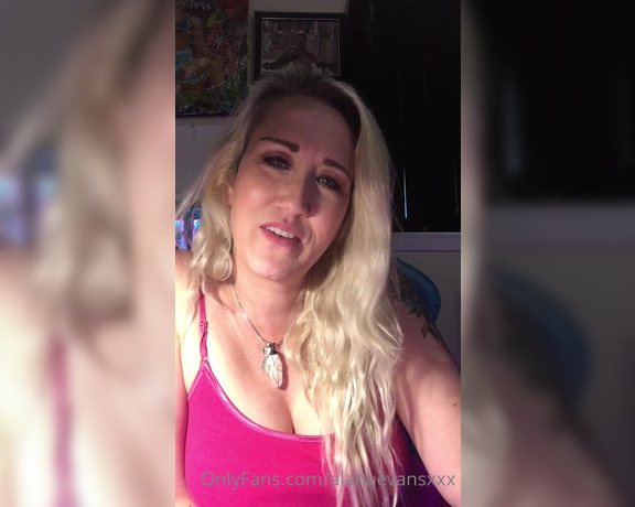 Alana Evans aka Alanaevansxxx OnlyFans - Facebook phishing with the fam