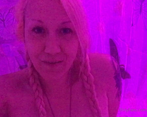 Alana Evans aka Alanaevansxxx OnlyFans - Story time! I tell you about my trip to the desert and the close encounter we had this week