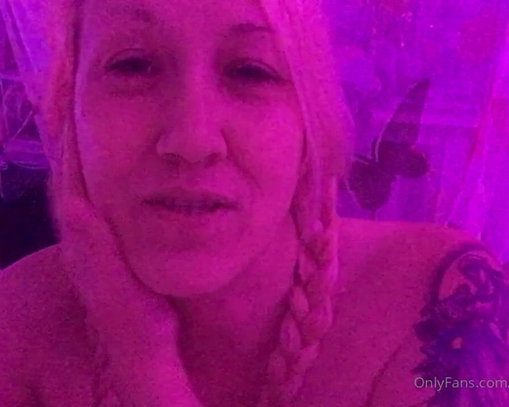 Alana Evans aka Alanaevansxxx OnlyFans - Story time! I tell you about my trip to the desert and the close encounter we had this week