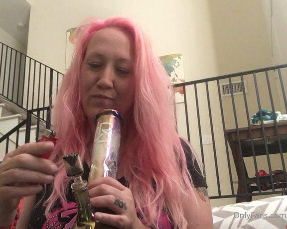 Alana Evans aka Alanaevansxxx OnlyFans - So I want to start sharing more of my day to day life! This is a check in video on a smoke break
