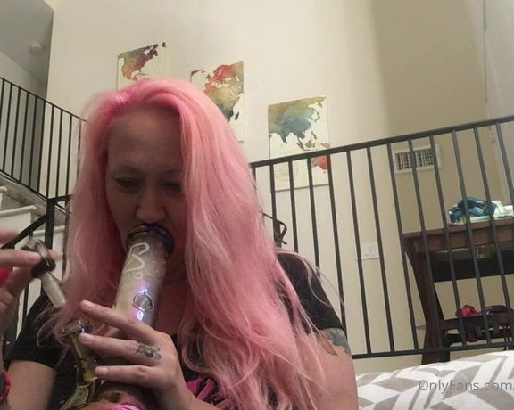 Alana Evans aka Alanaevansxxx OnlyFans - So I want to start sharing more of my day to day life! This is a check in video on a smoke break