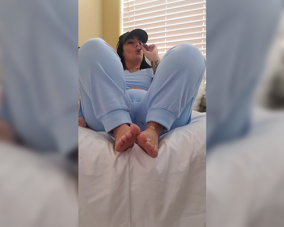 Shauna aka Iluvshaunalv OnlyFans - Stare at my pretty toes as I suck all the flavor out of my candy