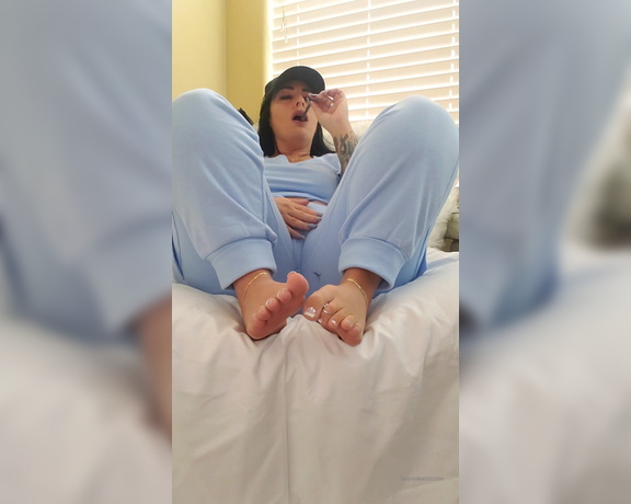 Shauna aka Iluvshaunalv OnlyFans - Stare at my pretty toes as I suck all the flavor out of my candy