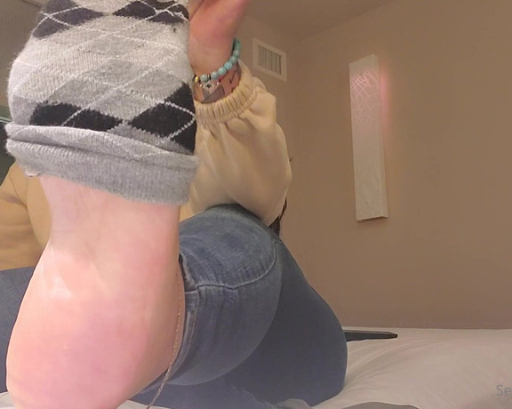 Shauna aka Iluvshaunalv OnlyFans - Finally at my hotel and couldnt wait to get these sweaty stinky socks off! The smellis intoxicatin