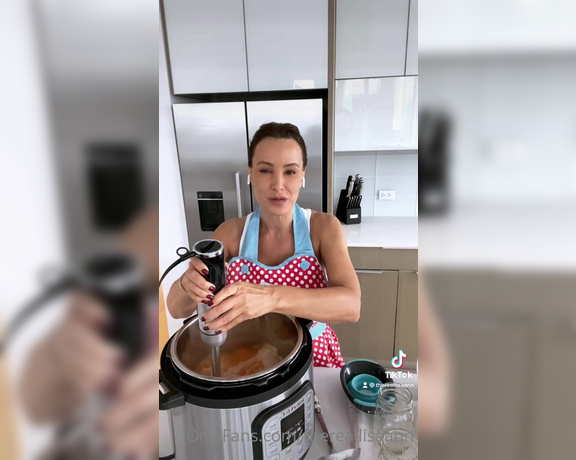 Lisa Ann Onlyfans aka Thereallisaann OnlyFans - I love to cook, just finished making some fresh carrot, ginger soup  2