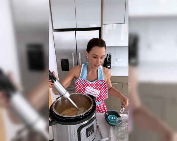 Lisa Ann Onlyfans aka Thereallisaann OnlyFans - I love to cook, just finished making some fresh carrot, ginger soup  2