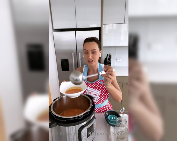 Lisa Ann Onlyfans aka Thereallisaann OnlyFans - I love to cook, just finished making some fresh carrot, ginger soup  2