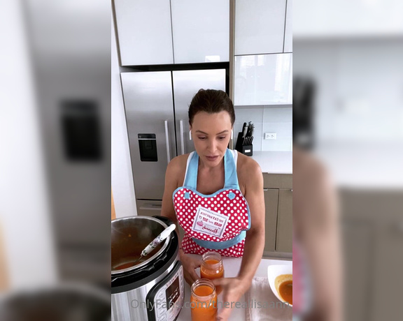 Lisa Ann Onlyfans aka Thereallisaann OnlyFans - I love to cook, just finished making some fresh carrot, ginger soup  1