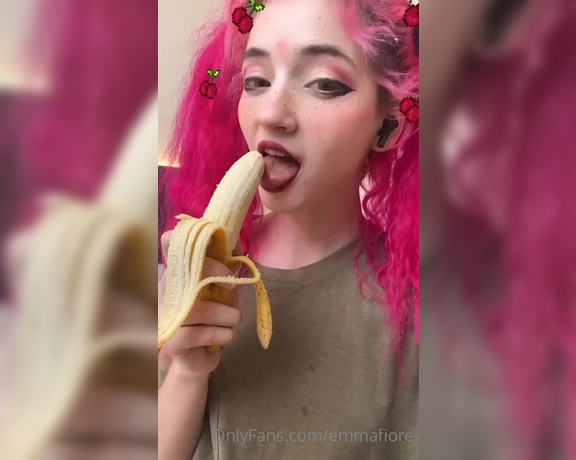Emma Fiore aka Emmafiore OnlyFans - I can lick other things too   Pued
