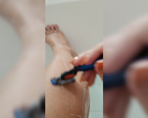 Alex Coal aka Alexxxcoal OnlyFans - Shaving my legs in the bath