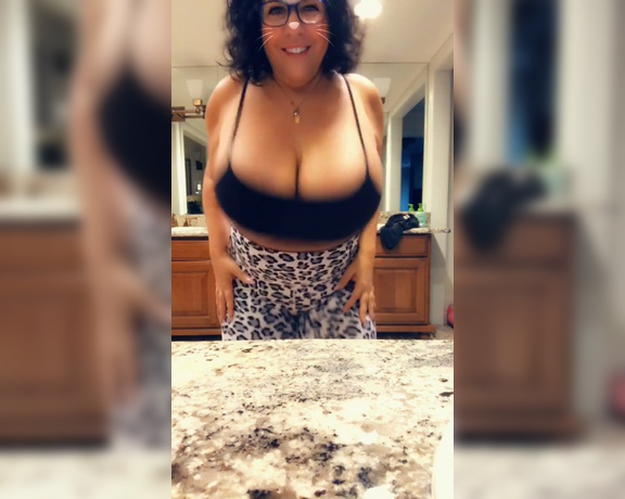 Carol Foxxx aka Xratedwife OnlyFans - Video Clapping my big boobs