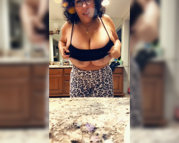 Carol Foxxx aka Xratedwife OnlyFans - Video Clapping my big boobs