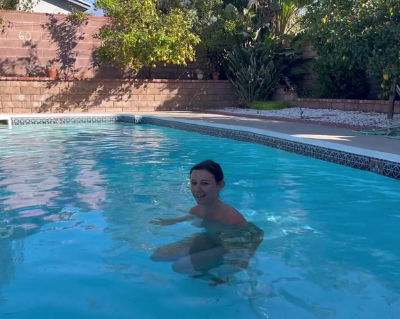 CC Flight aka Ccflight OnlyFans - Join me for a nakeyyy cold plunge! Would you! It feels good getting back to my routine after trave