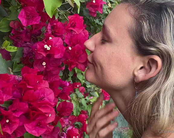 CC Flight aka Ccflight OnlyFans - What do you think these flowers smell like