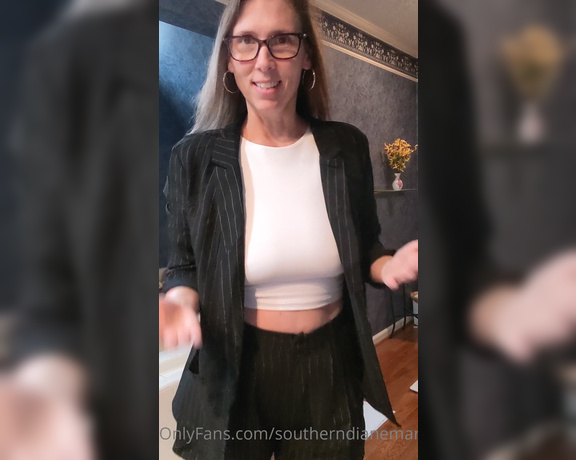 Diane Marie aka Southerndianemarie OnlyFans - I found a top to wear with my new outfit What do you think