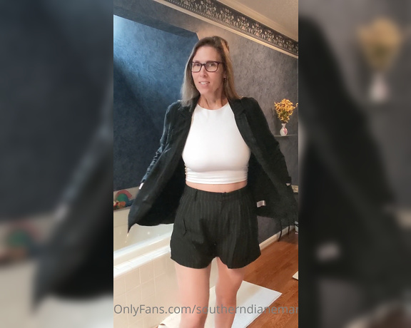 Diane Marie aka Southerndianemarie OnlyFans - I found a top to wear with my new outfit What do you think