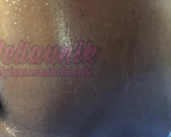 Mizzglazedbunz aka Mizzglazedbunz OnlyFans - Rubbing and oiling this fat ass baby