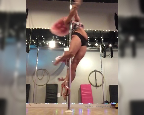 Gia De Luca -  My workout #poledance