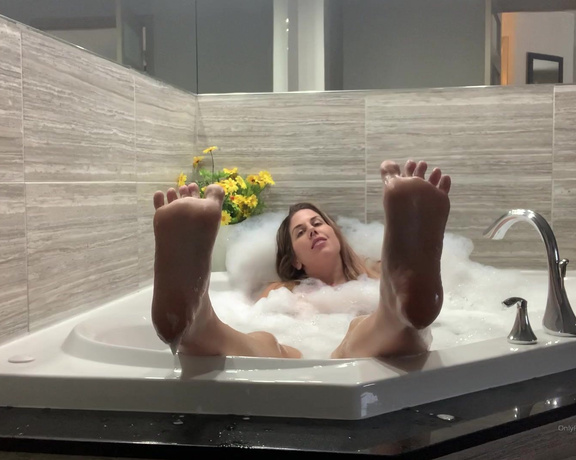 Gia De Luca -  Tall Goddess Gia in seater Jacuzzi... #exclusiveclip #longlegs #footslave