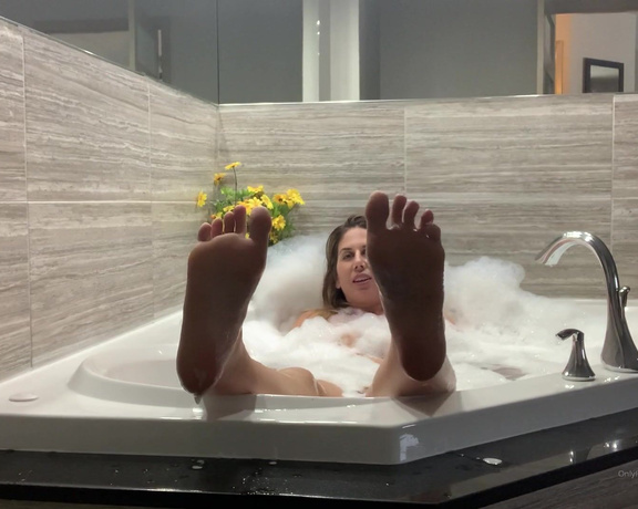 Gia De Luca -  Tall Goddess Gia in seater Jacuzzi... #exclusiveclip #longlegs #footslave