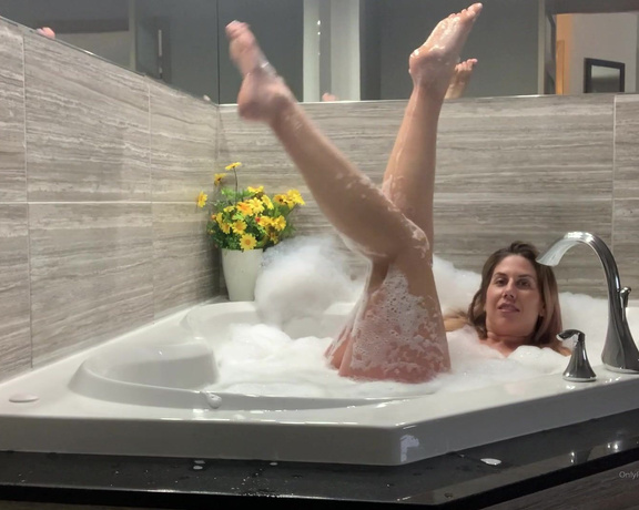 Gia De Luca -  Tall Goddess Gia in seater Jacuzzi... #exclusiveclip #longlegs #footslave