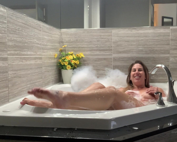 Gia De Luca -  Tall Goddess Gia in seater Jacuzzi... #exclusiveclip #longlegs #footslave