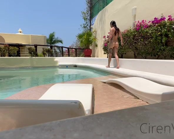 Ciren Verde aka Cirenv OnlyFans - Enjoying this beautiful pool in between chatting in the DMs