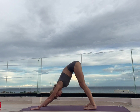 Gina Gerson aka Gina_gerson OnlyFans - My BTS video of my nude yoga session on my roof top wanna see full videoAsk me @manuphoto