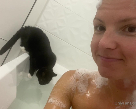 Gina Gerson aka Gina_gerson OnlyFans - My cat Vika take bath with