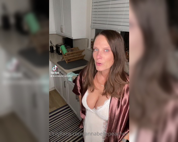 Annabelle Peaches aka Annabellepeaches OnlyFans - Here’s my silly ass TikTok from today it’s just me washing dishes if you’re into watching me