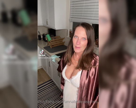 Annabelle Peaches aka Annabellepeaches OnlyFans - Here’s my silly ass TikTok from today it’s just me washing dishes if you’re into watching me